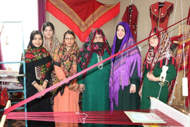 زنجیره کامل ابریشم‌بافی در رازوجرگلان؛ ظرفیت کم‌نظیر خراسان شمالی