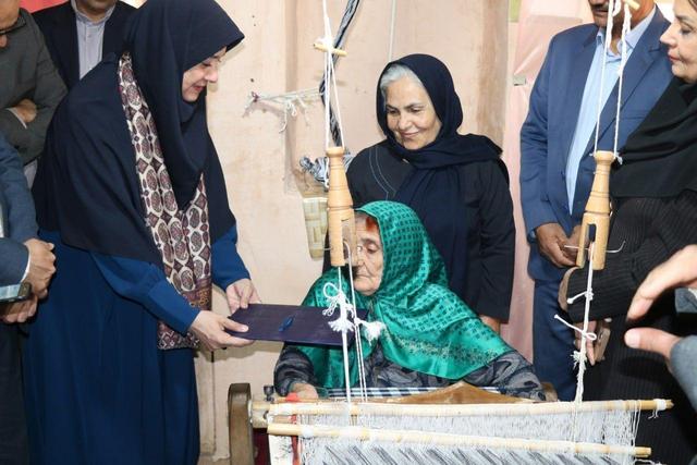 روستای رویین؛ مهد زنانی که تار و پودشان ایران را زنده نگه داشته است