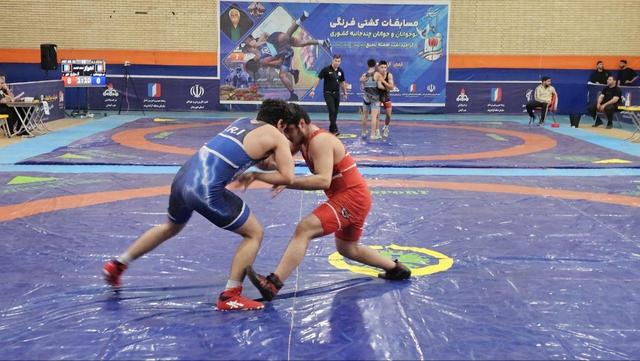 مسابقات کشتی فرنگی کشوری در آبادان آغاز شد