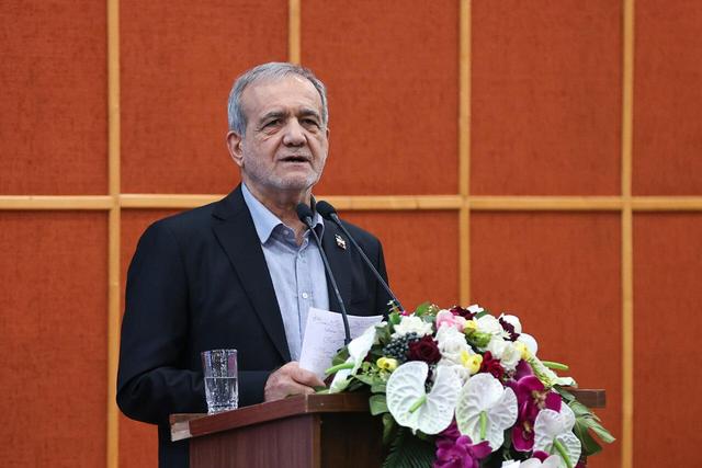 شوخی پزشکیان با یک مدیر اقتصادی: قول پنل خورشیدی داده بود اما دبه کرد +ویدیو