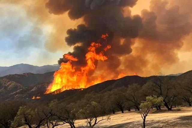 منابع طبیعی: دامنه آتش‌سوزی جنگل‌های الیت که شب گذشته به زیر یک هکتار رسیده بود، مجدداً به علت وزش باد شدید، شدت گرفت/ با توجه به حجم پر نفوذ دود در منطقه، دید خلبانان بالگرد‌ها پایین بود و آن‌ها نیز مجدداً به سمت فرودگاه بازگشتند/ نیروهای زمینی برای کنترل حریق افزایش یافتند
