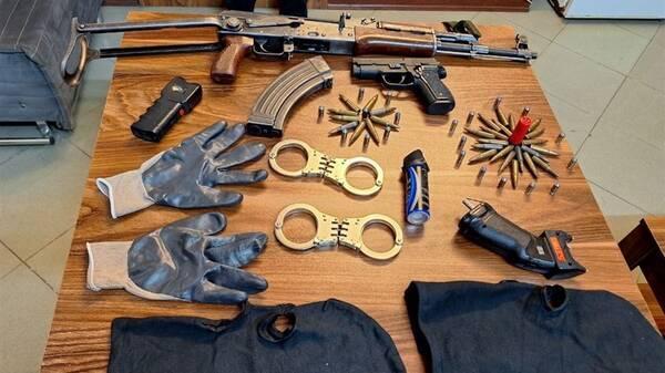 کشف کلت و کلاشینکف از باند سازمانیافته سرقت خودرو