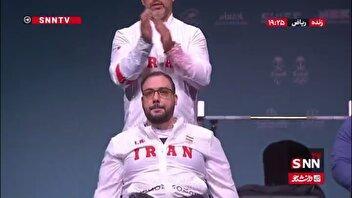 امضای طلایی روح الله رستمی روی تخته ریاض