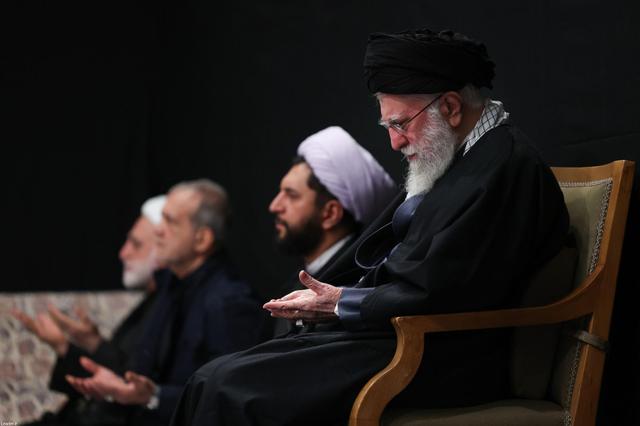 گزارش تصویری| اولین شب مراسم عزاداری شهادت حضرت زهرا(س) با حضور رهبر انقلاب