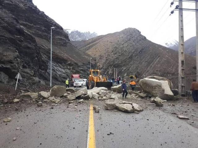 ببینید | لحظه ریزش کوه در جاده چالوس