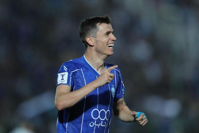 ببینید | علت بوسه آسانی بر صورت کاپیتان پادیاب فاش شد