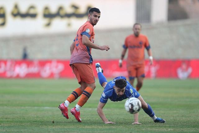 عکس| پوستر طعنه‌آمیز علیه استقلال؛ لوگوی آبی‌ها روی سینه داور!