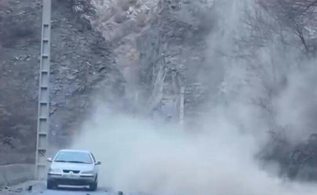 لحظه وحشتناک ریزش مهیب کوه در جاده چالوس در ۲۹ آبان ۱۴۰۴