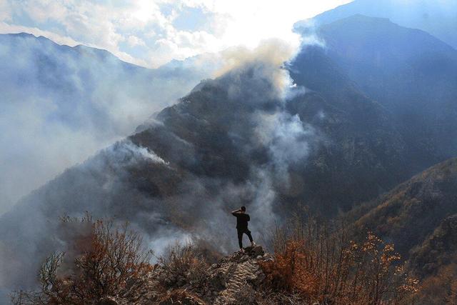 ردپای شکارچیان در حریق جنگل الیت | چرا آتش چالوس مهار نمی شود؟ + فیلم عملیات نفس‌گیر اطفاء از داخل هواپیمای آب پاش
