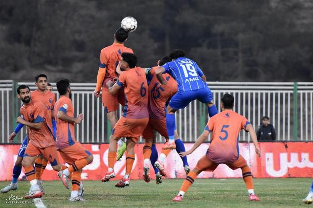 بازی استقلال در زمین کشاورزی!