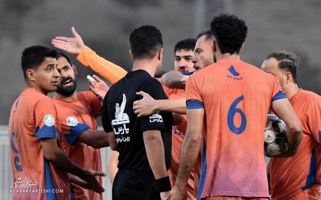 پوستر طعنه‌آمیز علیه استقلال +عکس