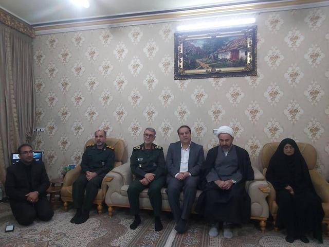 دیدار امام‌جمعه و استاندار ایلام با خانواده‌های شهدا و جانباز دوران دفاع مقدس