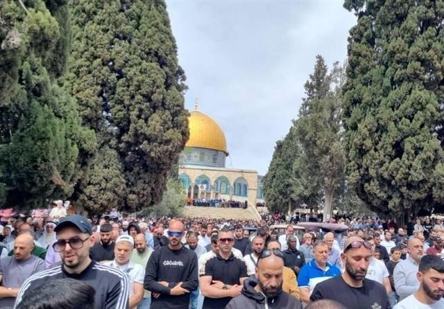 حضور هزاران فلسطینی در نماز جمعه مسجدالاقصی+ عکس