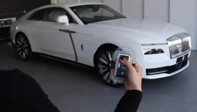 آنباکس رولز رویس اسپکتر ۲۰۲۶ از نمای نزدیک (فیلم)