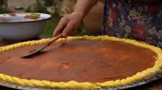 طرز پخت کیک پای سیب در طبیعت پاییزی آذربایجان (فیلم)