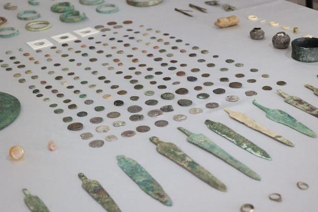 کشف ۴۰۰ قلم عتیقه متعلق به دوره‌های اشکانی، ساسانی و اسلامی