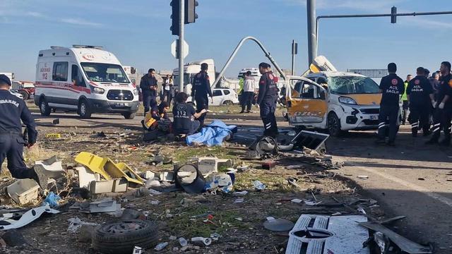 ببینید | لحظه دلخراش متلاشی کردن یک خودروی سواری توسط تریلی مقابل دوربین‌های مدار بسته با ۴ کشته