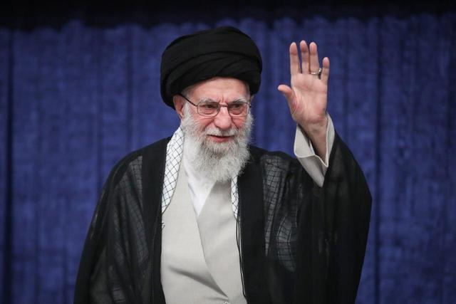 انگشتر خاص در دست رهبر انقلاب در نخستین شب عزاداری شهادت حضرت زهرا(س) + تصویر