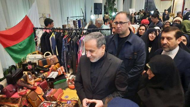 بازدید عراقچی از بازارچه خیریه انجمن بانوان دیپلماتیک