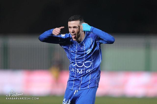 رفتار عجیب و خطرناک بازیکن حریف با ستاره استقلال؛ آسانی شانس آورد!