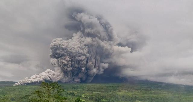 فوران آتشفشان سمرو در اندونزی؛ بالاترین سطح هشدار اعلام شد