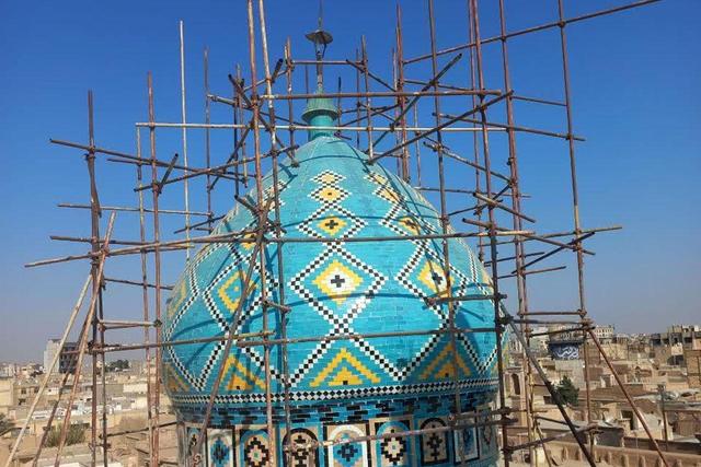 پایان عملیات مرمت کاشی‌کاری‌های گنبد زیارت تاریخی طاهر و منصور کاشان
