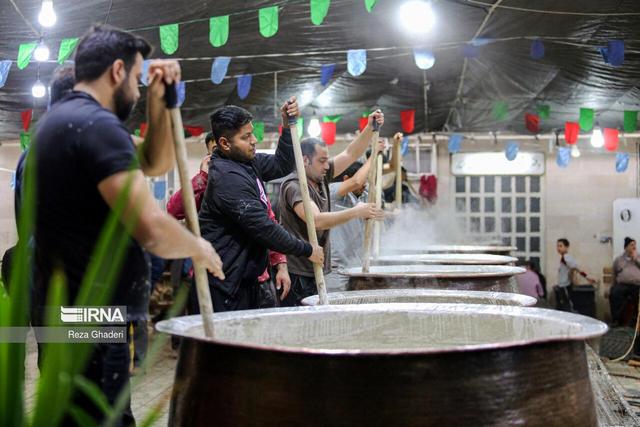 اجرای مراسم «نذر مادری» با پخت سمنو در میدان امام حسین (ع) تهران 