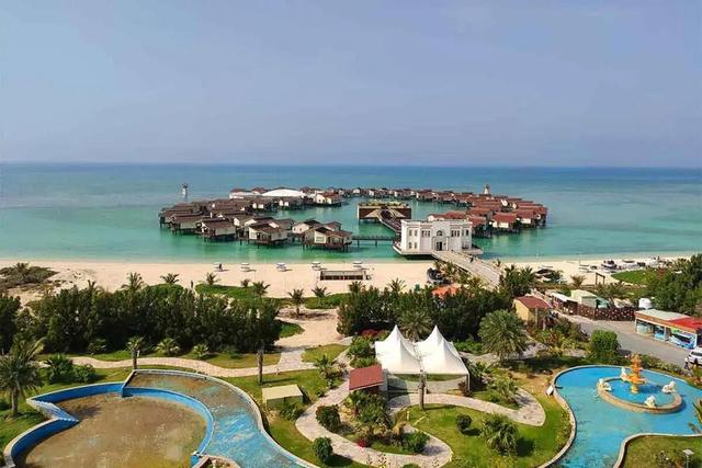 پلاژ ویژه برای امام جمعه و دوستان در جزیر کیش!