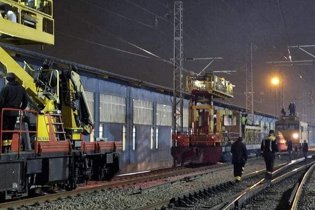 نوسازی بیش از ۳ کیلومتر شبکه برق بالاسری خط ۵ مترو بدون اختلال در سرویس‌دهی