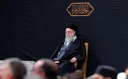 ورود رهبر انقلاب به حسینیه امام خمینی(ره) در شب دوم مراسم شهادت حضر زهرا(س)