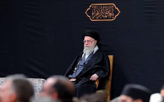 ورود رهبر انقلاب به حسینیه امام خمینی(ره) در شب دوم مراسم شهادت حضر زهرا(س)