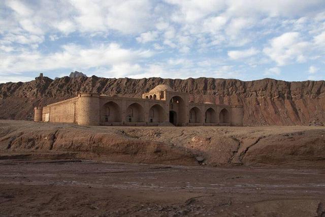 آغاز مرمت یک کاروانسرای جهانی در کرمان/«چاه‌کوران» راور وارد فاز نوسازی می‌شود