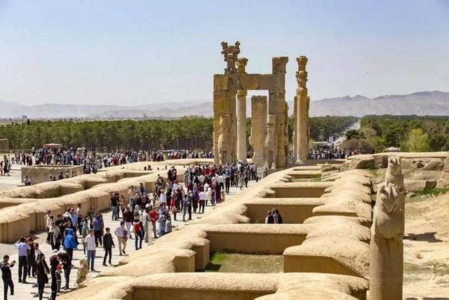 صدور اسناد مالکیت چندین اثر تاریخی فارس/ تقویت حریم حفاظتی تخت جمشید