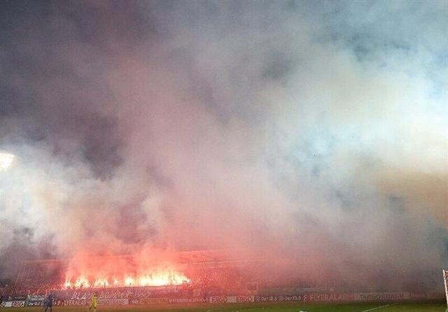 ببینید | آتشسوزی وسط استادیوم!