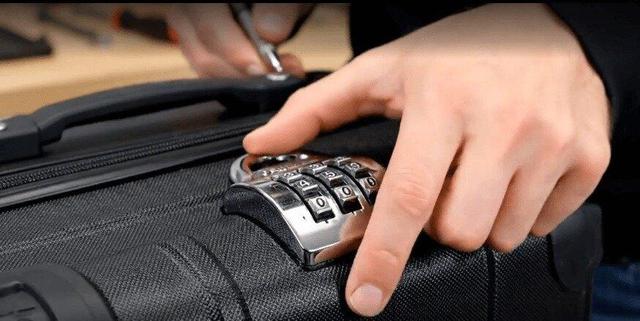 فراموش کردن رمز قفل چمدان مسافرتی