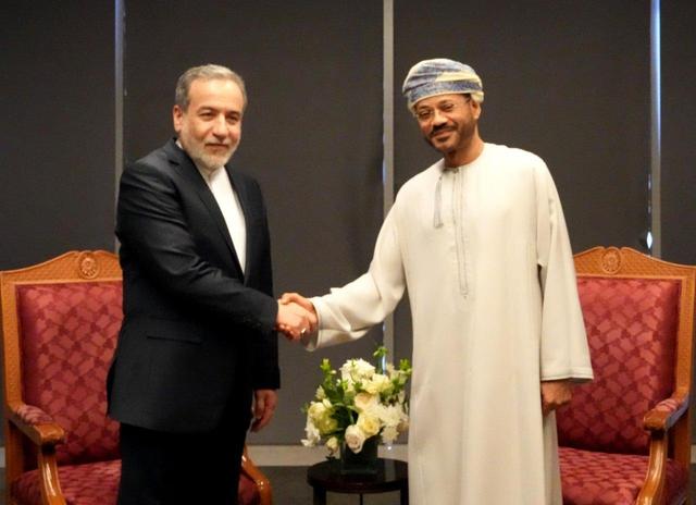 ببینید | تصاویر ورود وزیر امور خارجه ایران به مسقط و گفتگو با البوسعیدی وزیر امور خارجه عمان