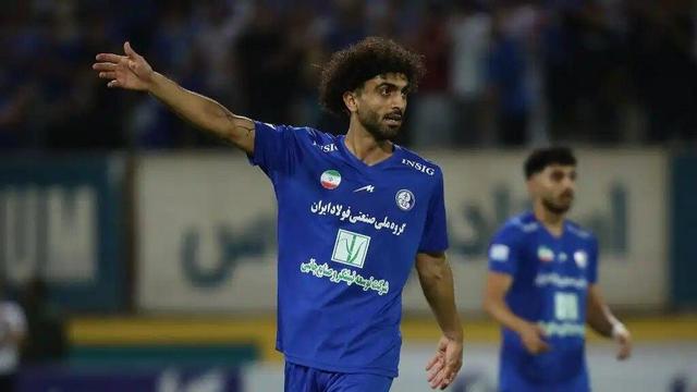 لحظه بیرون کشیدن تنبیهی بازیکن استقلال خوزستان به خاطر فحاشی؛ تیم 10 نفره شد + ویدئو