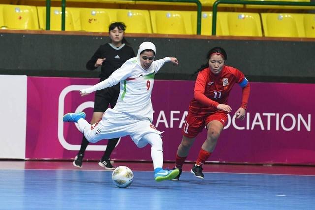 این گزارشگر زن جام جهانی و بازی ایران را گزارش می‌کند + عکس