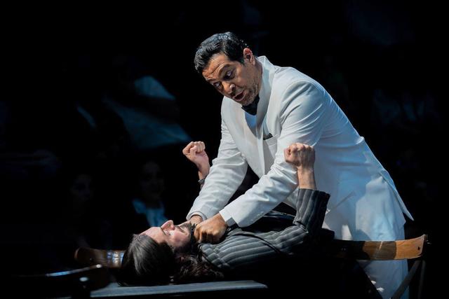 دو اتفاق و دو واکنش جالب در تئاتر|‌ طناب پاره شد،‌ تماشاگر سکته کرد