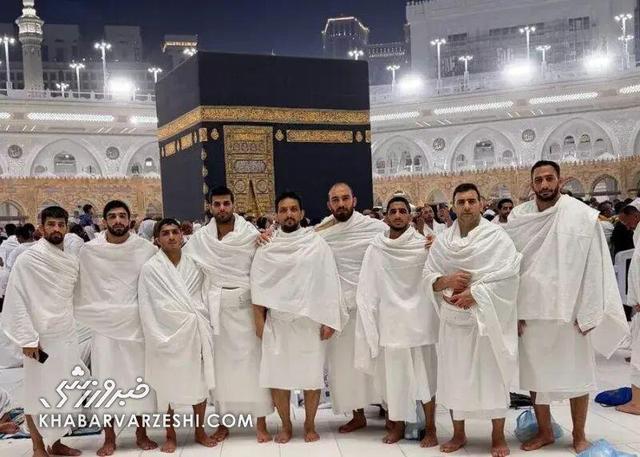 ستاره‌های کشتی آزاد با لباس احرام در مسجدالحرام +تصاویر