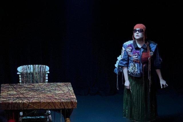 بازیگرِ مونولوگ روی صحنه بی‌پناه است؛ سرخ نگه داشتن چهره نمایش با سیلی