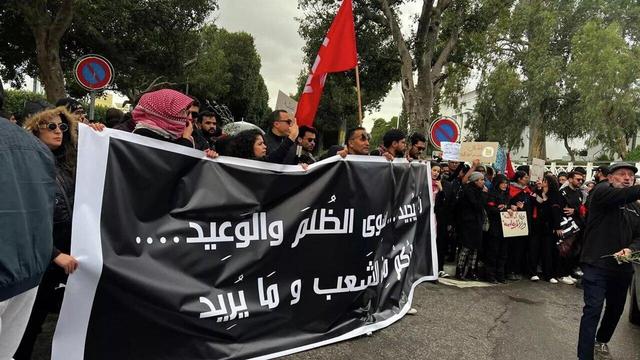 اعتراض صدها شهروند تونسی نسبت به اوضاع این کشور