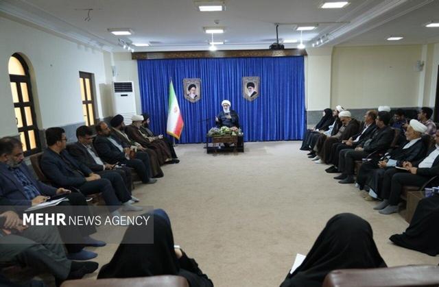 انتقاد امام جمعه بوشهر از برگزاری برنامه‌های نمایشی و بدون خروجی