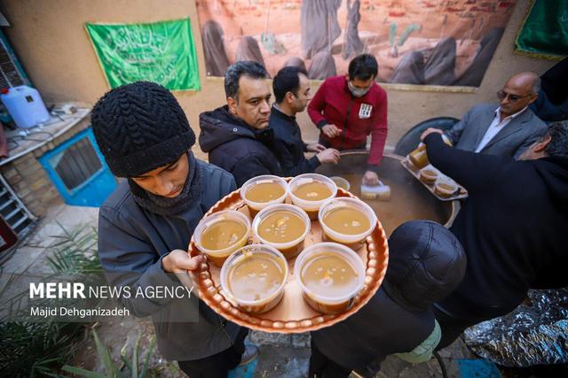 حضور پرشور دانش‌آموزان در آیین سمنوپزان عزاداری شهادت فاطمه‌ زهرا(س)