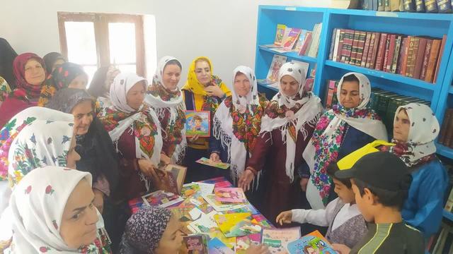 افتتاح کتابخانه کودک در روستای هدف گردشگری قلعه‌بالا
