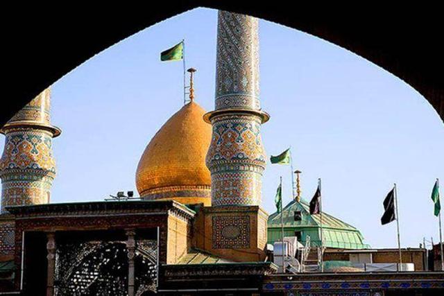 برافراشته شدن پرچم‌های عزا در حرم سیدالکریم قبله تهران