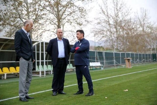 کنایه تاج به قلعه‌نویی: مردم حق دارند انتقاد کنند