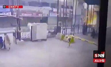 لحظه وقوع انفجار انتحاری در داخل نیرو‌های امنیتی در پیشاور پاکستان