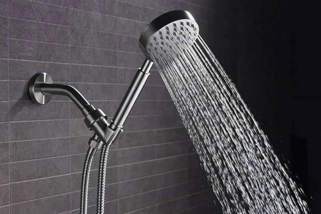 میلیاردها باکتری در سردوش حمام پنهان و منتظرند روی شما پاشیده شوند؛ آیا باید نگران باشید؟