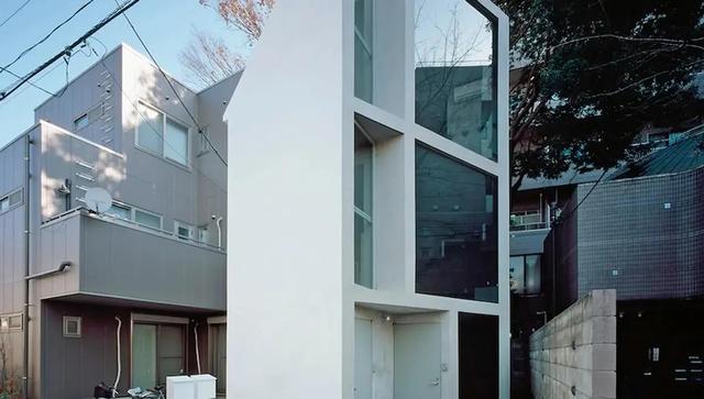 معماری خلاقانه در توکیو؛ ساختمانی کوچک با زاویه ۶۳.۰۲ درجه/ معمار، نمای سازه را برای دید بهتر کج کرد! (+تصاویر)